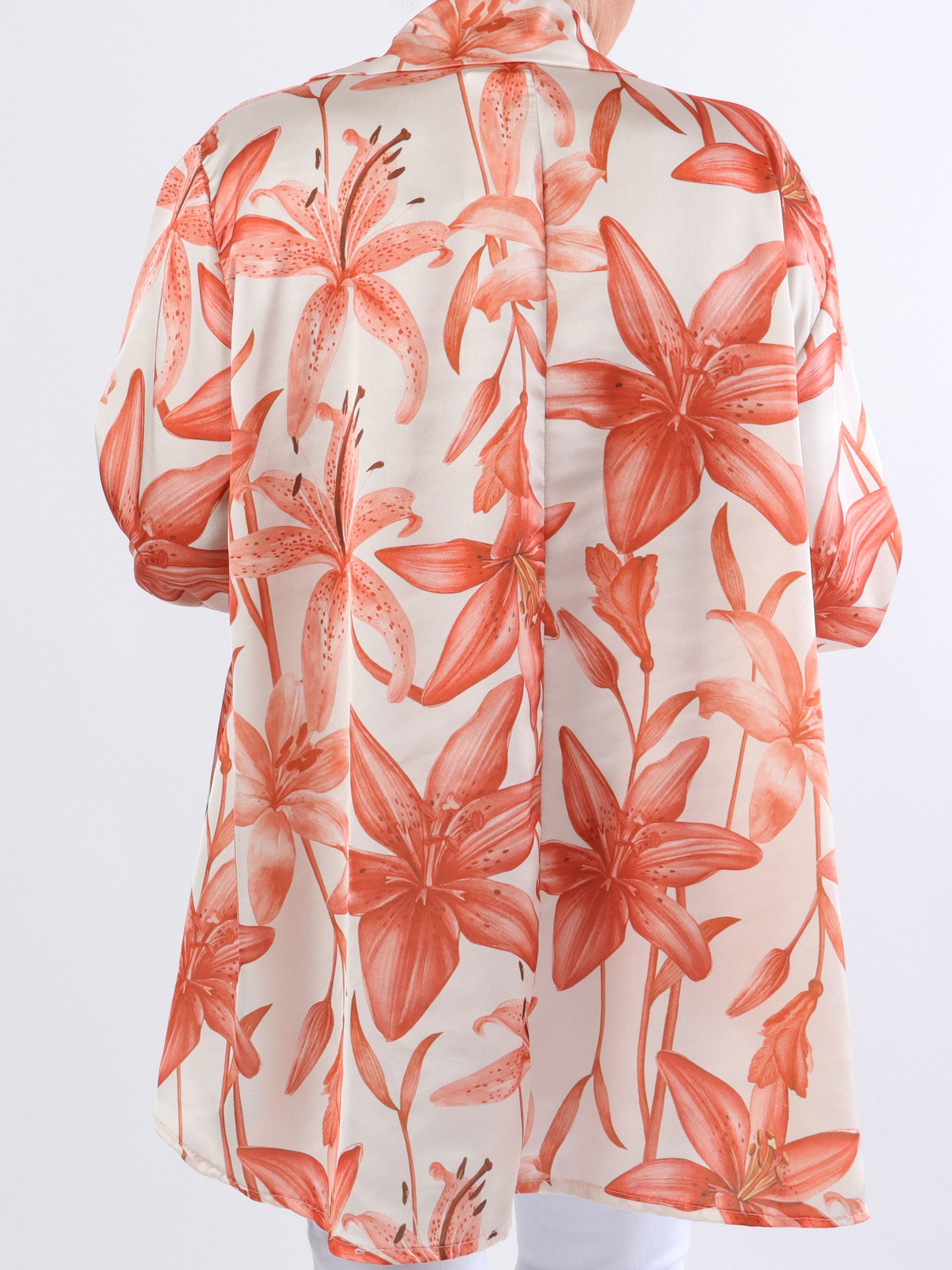 Paradise - Söt plus size skjorta i silkeslook med liljemotiv